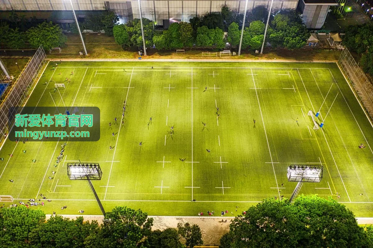 新爱体育体能课程学员进行核心力量与稳定性训练